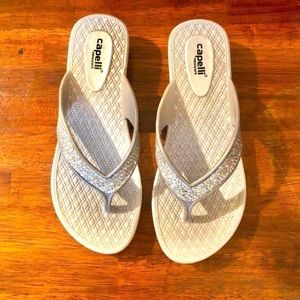 𝅺CAPELLI Gray Glitter Rubber Beach Sandals Size 6